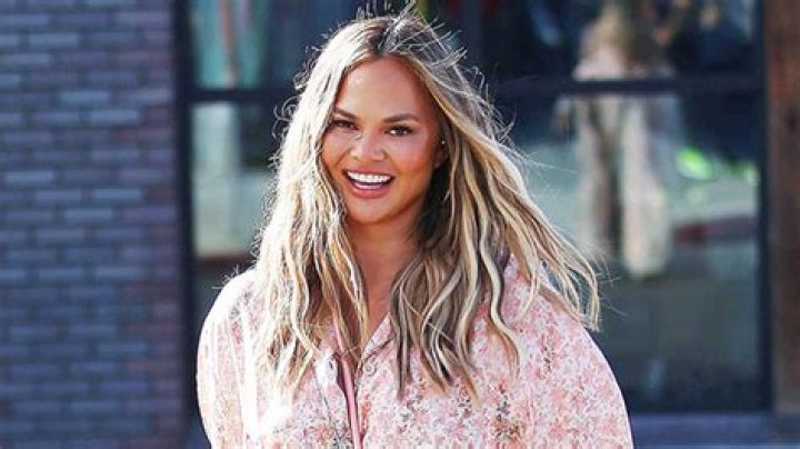 Chrissy Teigen Gets Eyebrow Transplants: Photos – Hollywood Life