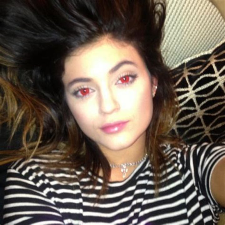Kylie Jenner’s Red Eyes — Looks Like A Vampire In New Instagram Selfie – Hollywood Life