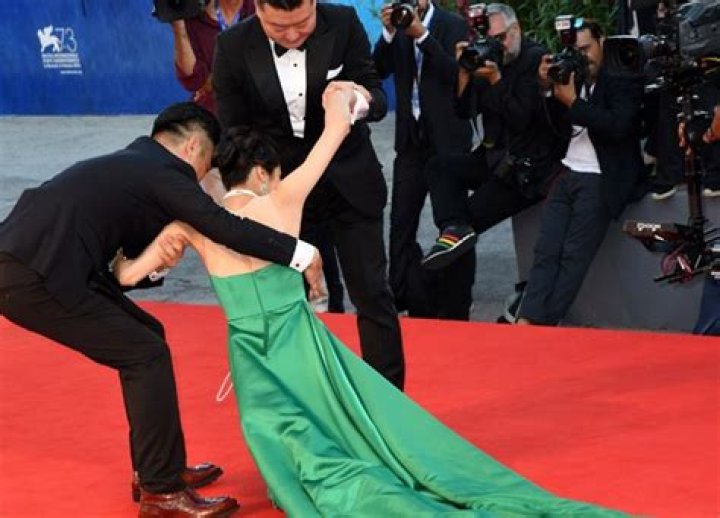 Liang Ke: Chinese Actress Trips Over Stunning Gown On Venice Red Carpet — See Pics