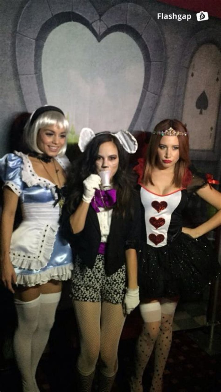 [PICS] Vanessa Hudgens’ Halloween Costume — Get Her ‘Pulp Fiction’ Look – Hollywood Life
