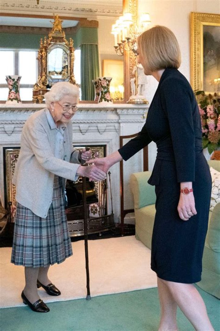 Queen Elizabeth Meets With Prime Minister Justin Trudeau For 1st In-Person Meeting Since Having COVID