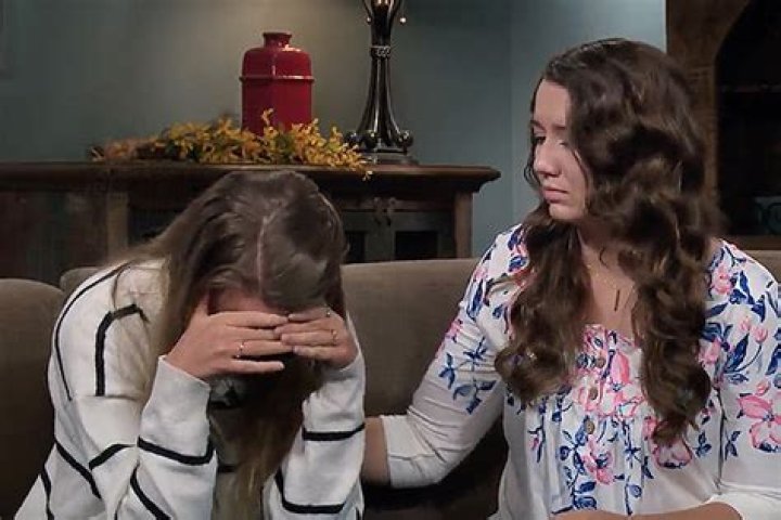 Savanah and Breanna Brown ‘Ignore’ Each Other at School Amid Rift – Hollywood Life