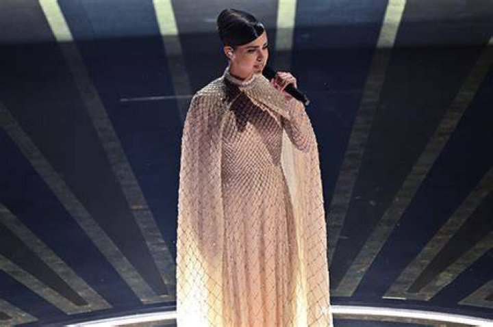 See Her Performance Of ‘Applause’ – Hollywood Life