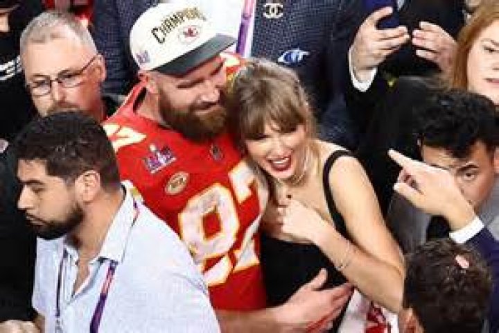 Taylor Swift Freaks Out After Travis Kelce Scores a Touchdown During the Chiefs Playoff Game: Watch