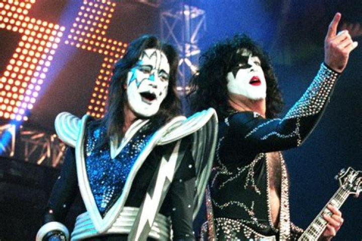Which Kiss Is More Exciting? – Hollywood Life