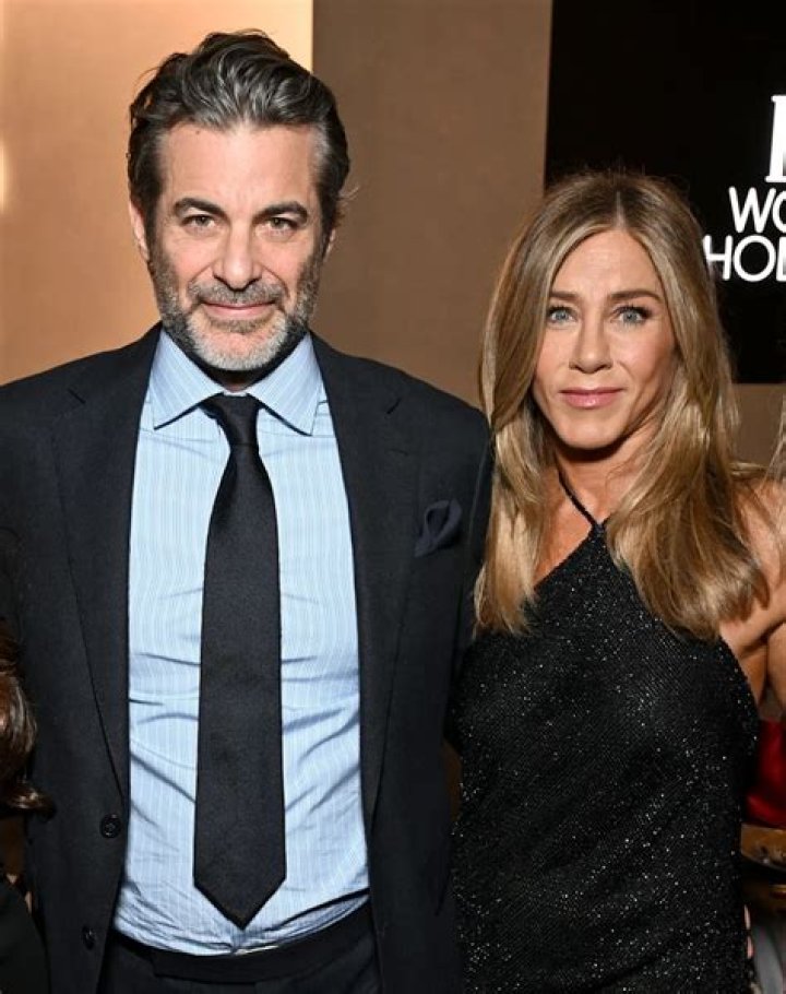 Wows Audience With Performance – Hollywood Life